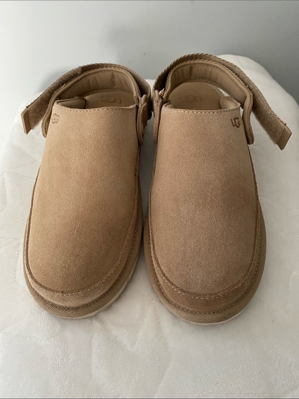Kids Ugg shoes size 4